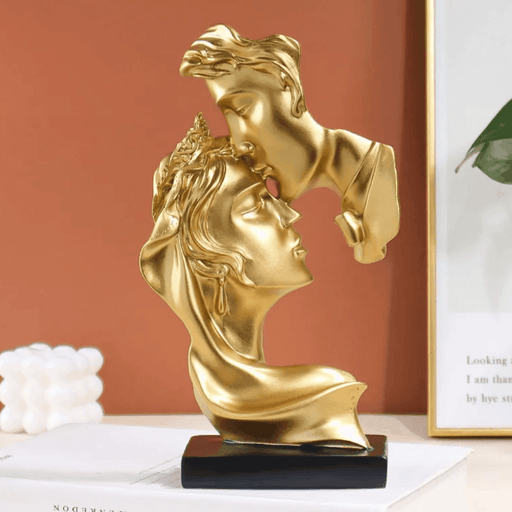 Escultura Romantica De Amor Pareja Beso De Resina Dorado - Fliperex