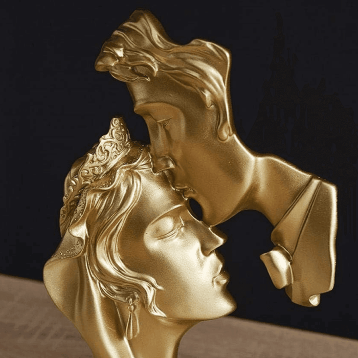 Escultura Romantica De Amor Pareja Beso De Resina Dorado - Fliperex