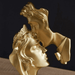 Escultura Romantica De Amor Pareja Beso De Resina Dorado - Fliperex