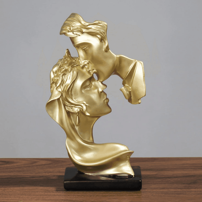 Escultura Romantica De Amor Pareja Beso De Resina Dorado - Fliperex