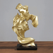 Escultura Romantica De Amor Pareja Beso De Resina Dorado - Fliperex